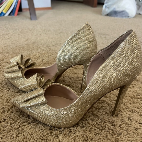 Betsey Johnson Prince d’Orsay Gold Bow Heels - Picture 3 of 5